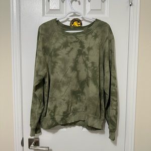 Oversized women’s green tie dye crew neck.